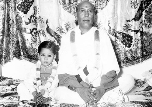Young Satpal ji Maharaj with his father Shri Hans ji Maharaj 