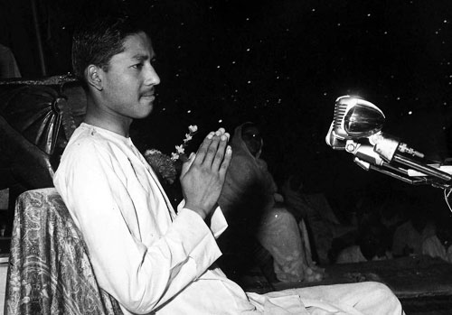 Teenage Satpal ji Maharaj giving satsang.