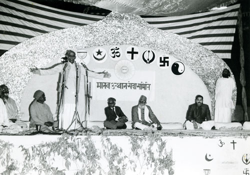 Representatives of different faiths speaking at a huge satsang program in Delhi's Ramlila Ground sponsored by M.U.S.S.