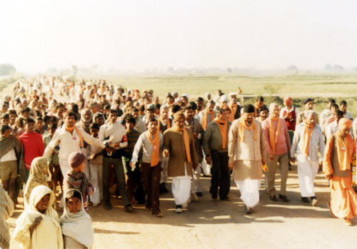 Shri Maharaj Ji on padyatra through Bihar