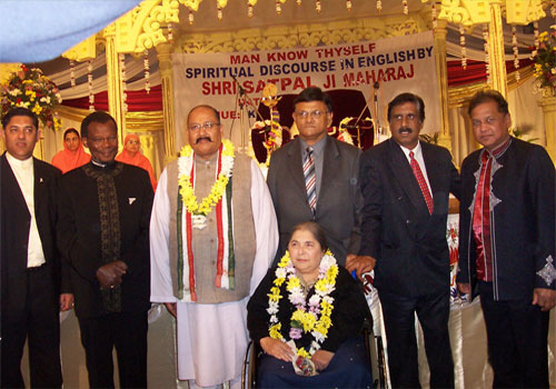 Satpal Ji Maharaj with prominent citizens of Pietermaritzburg (South Africa) on the eve of the civic reception in his honour.
